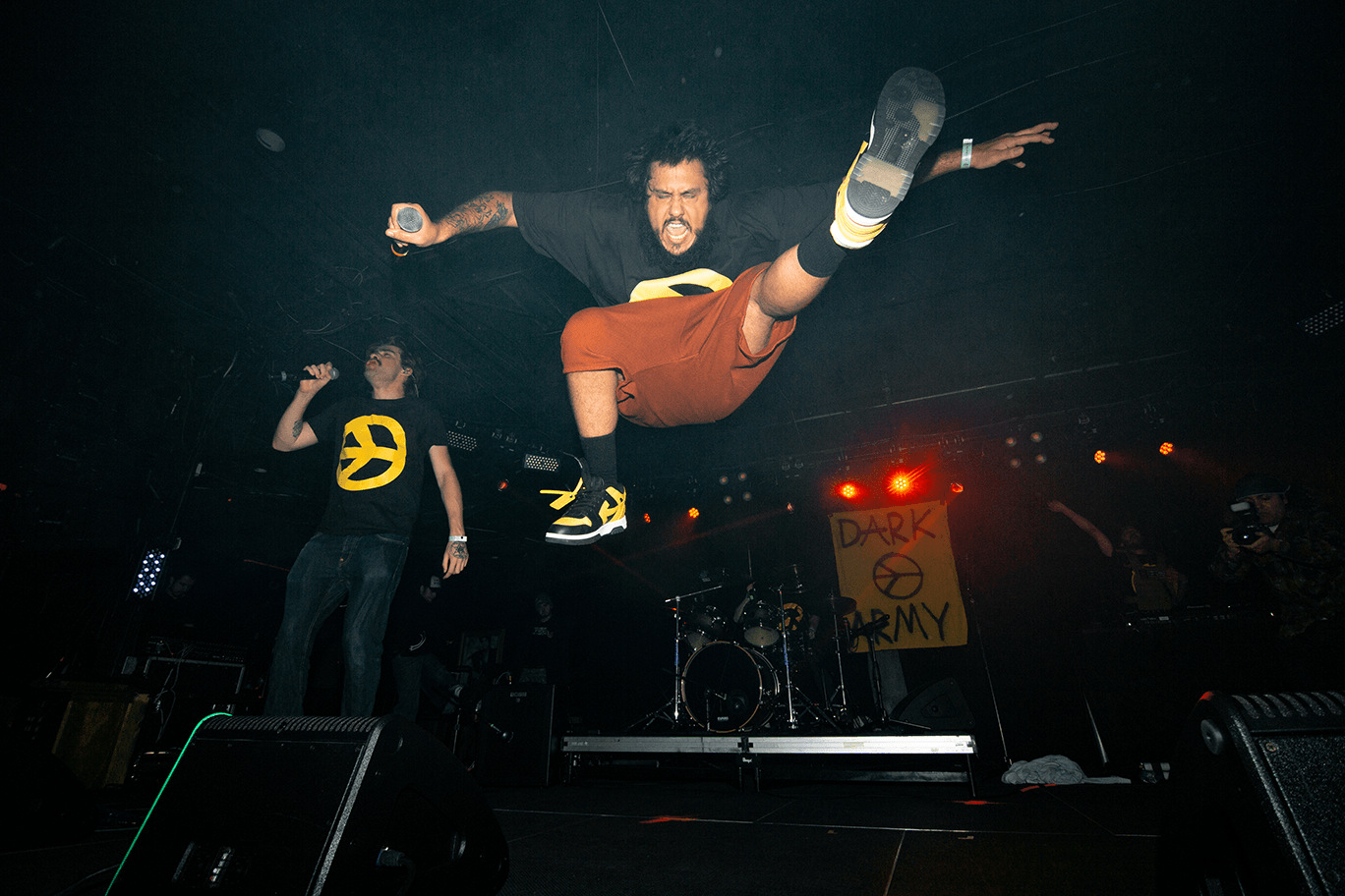 Zdjęcie skaczącego na scenie Darkiego
