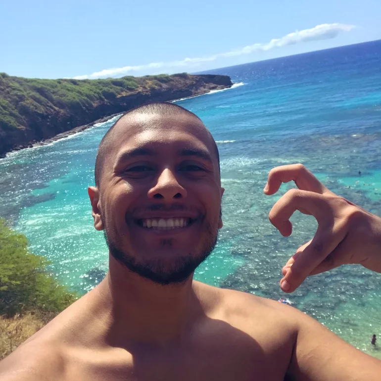 Selfie Darkiego jakie zrobił sobie na tle błękitnego morza